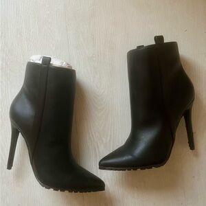 [JUST IN] ShoeDazzle Leopard Print Puffy Strap Heels - Size 9